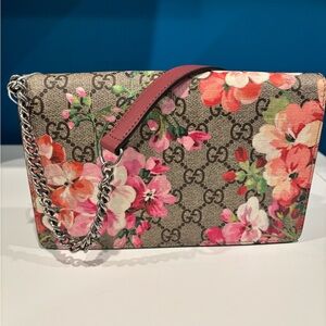 Gucci Bloom Wallet on Chain